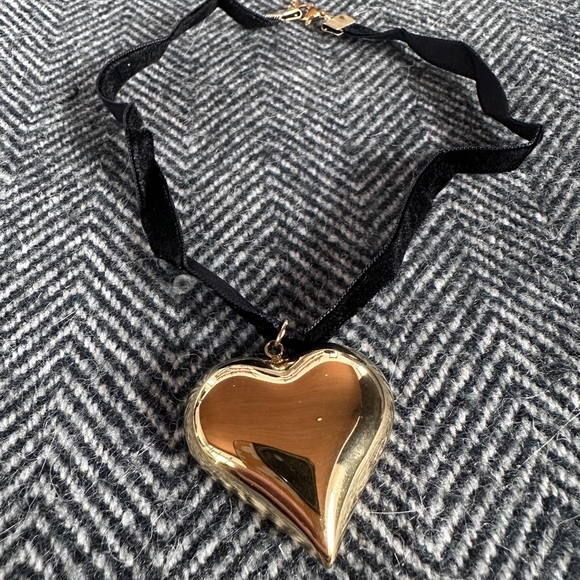 *NEW* 18K Gold Plated Stainless Steel Large Heart Choker Necklace (GOLD) - Picture 8 of 9